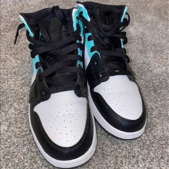 Air Jordans 1 Mids :: Igloo - Picture 4 of 7